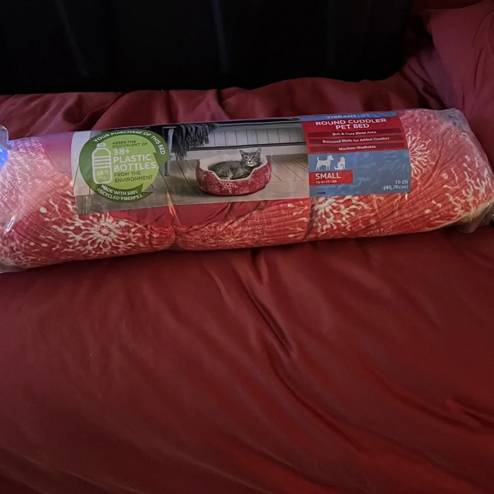 New Vibrant Life Round Cuddler Pet Bed 19” Size Small Red & White in color. 👀⬇️